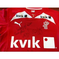 Rød sportstrøje med Puma- og kvik-logoer, DHF-logo og flere sorte signaturer skrevet på brystet.